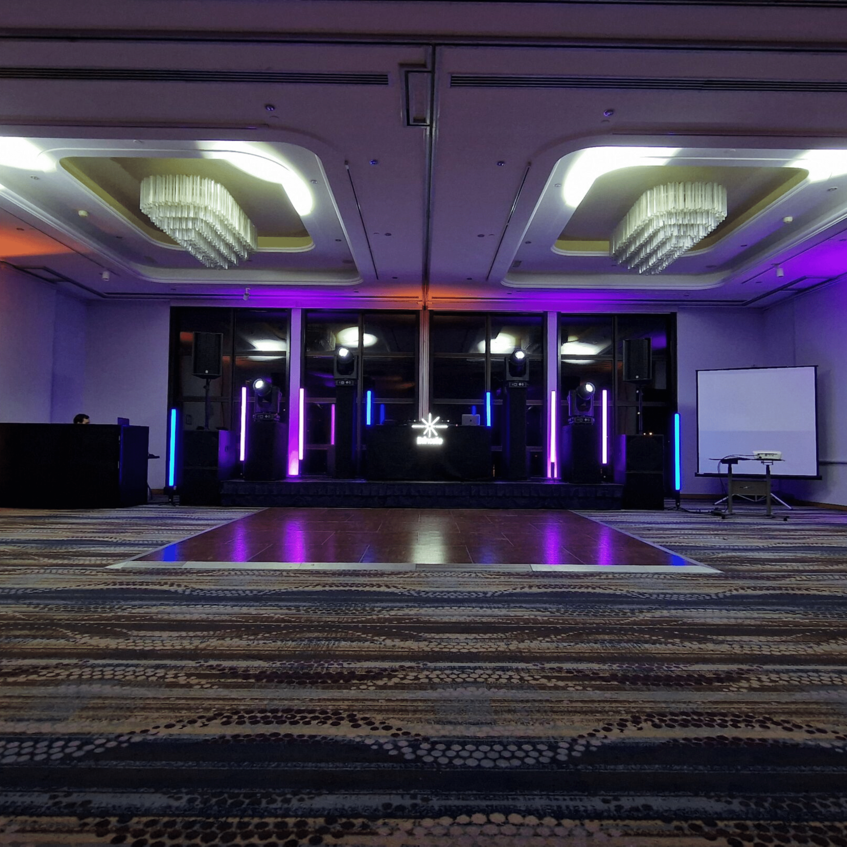 éclairage soirée de gala entreprise dans une salle de réception