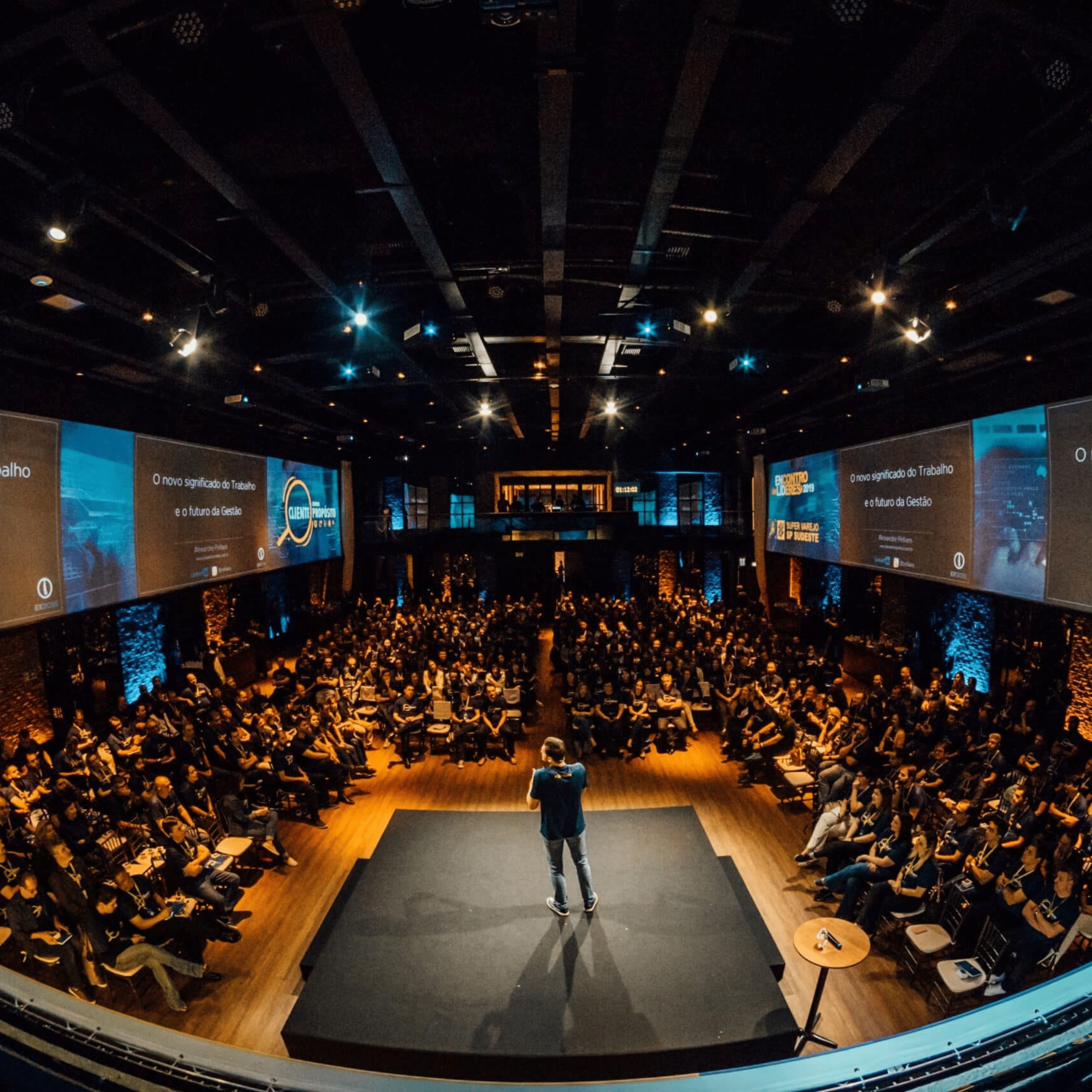 éclairage soirée de gala entreprise dans un grand hall ou salle de congrès